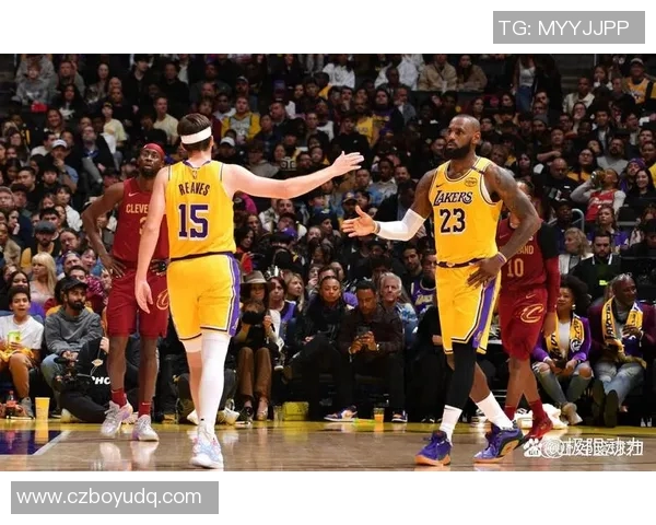 镜头捕捉：湖人赛场小动作引发热议